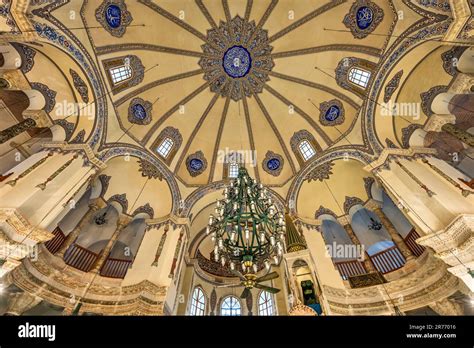 A Küçük Ayasofya Camii Miğrabı: Uma Tapeçaria de Cerâmica e Caligrafia!