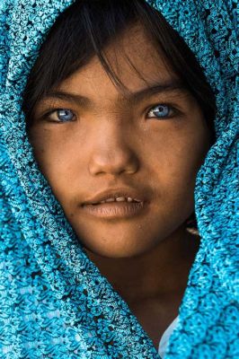  O Retrato de Uma Dama Vietnamita em Azul e Ouro: Uma Visão Intemporal da Beleza!